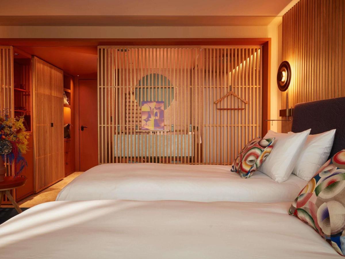 Un ou plusieurs lits dans un hébergement de l'établissement SO/ Paris Hotel