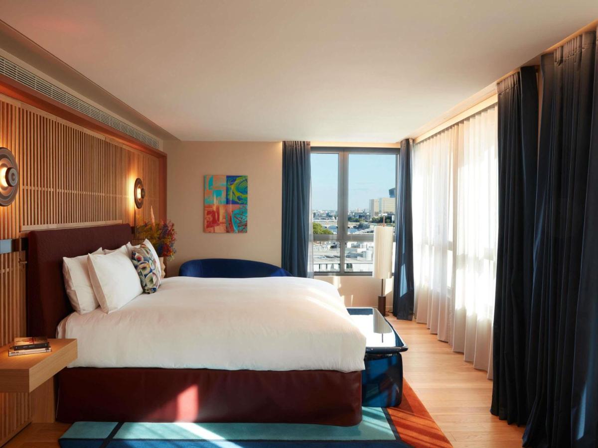 Un ou plusieurs lits dans un hébergement de l'établissement SO/ Paris Hotel