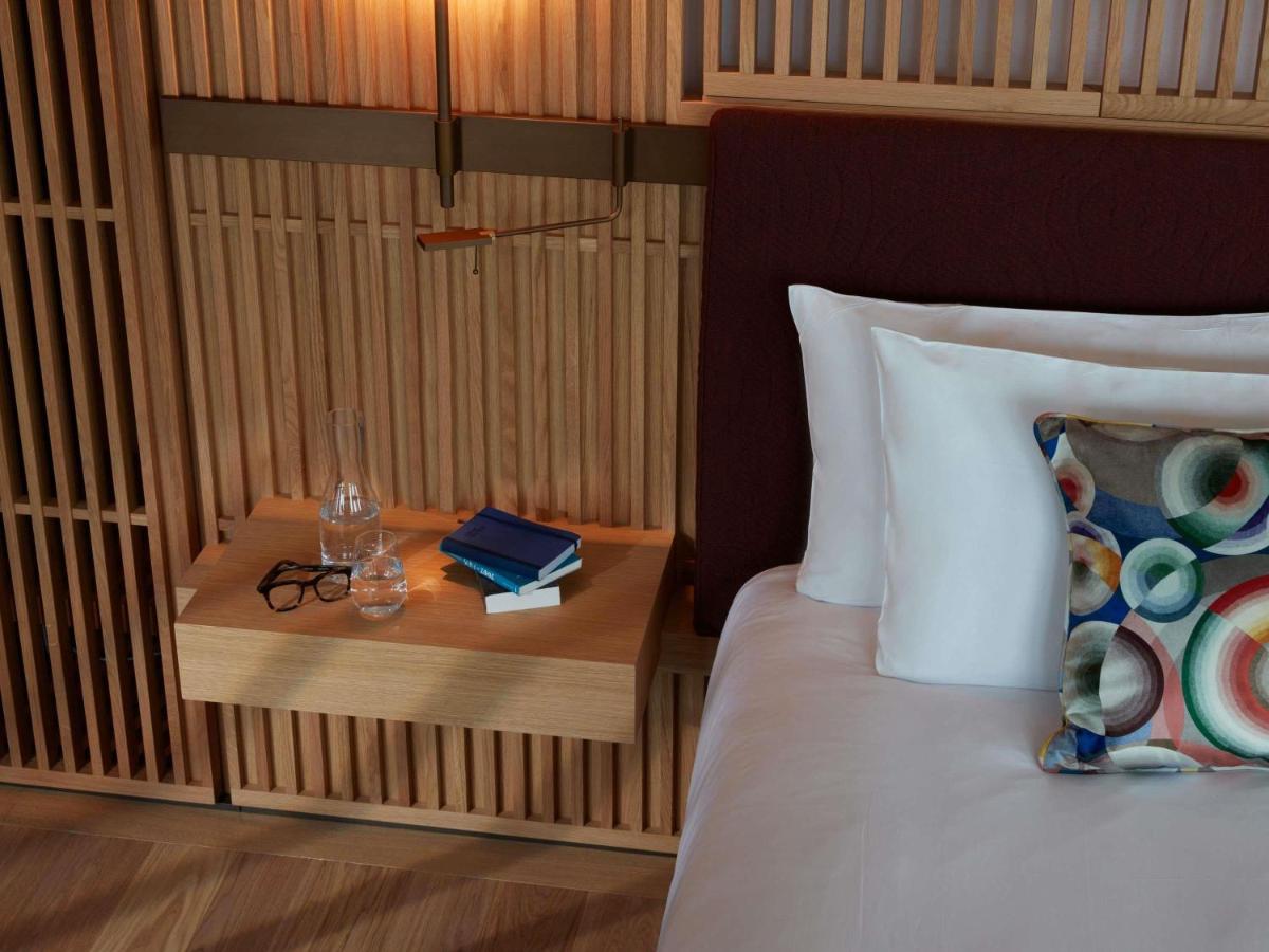 Un ou plusieurs lits dans un hébergement de l'établissement SO/ Paris Hotel