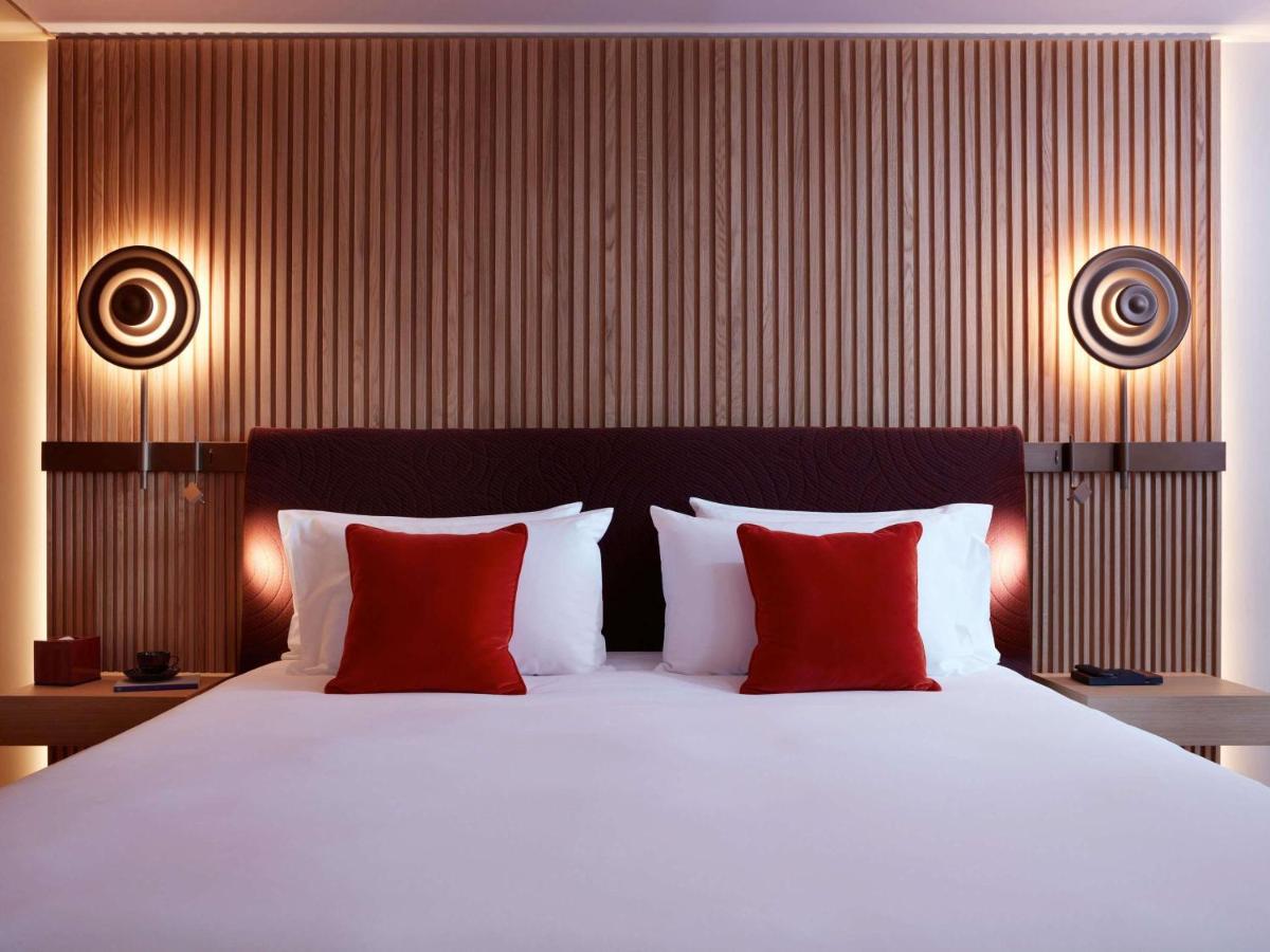 Un ou plusieurs lits dans un hébergement de l'établissement SO/ Paris Hotel