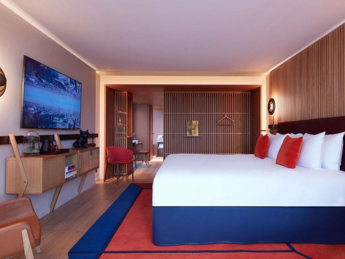 Un ou plusieurs lits dans un hébergement de l'établissement SO/ Paris Hotel