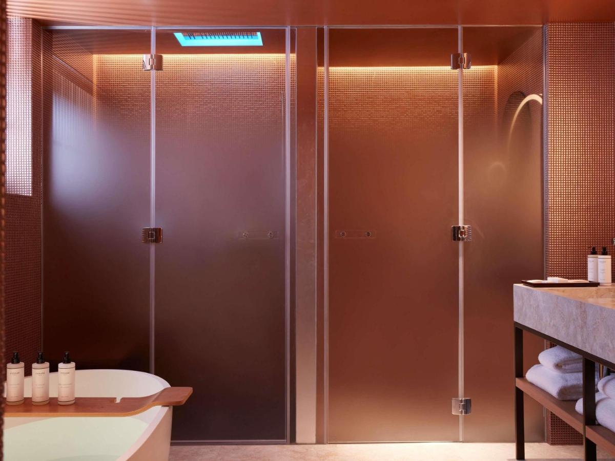 Salle de bains dans l'établissement SO/ Paris Hotel