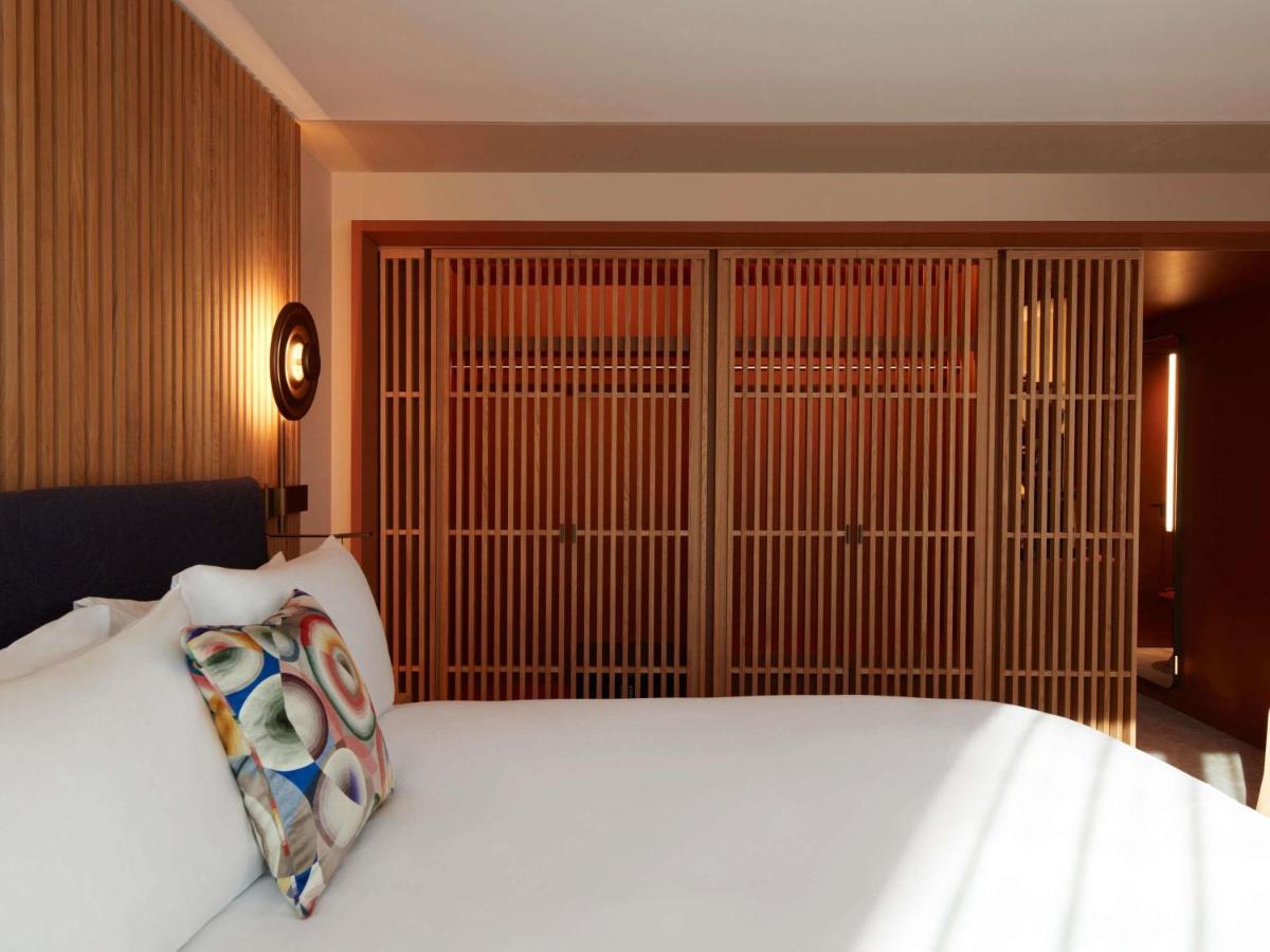 Un ou plusieurs lits dans un hébergement de l'établissement SO/ Paris Hotel