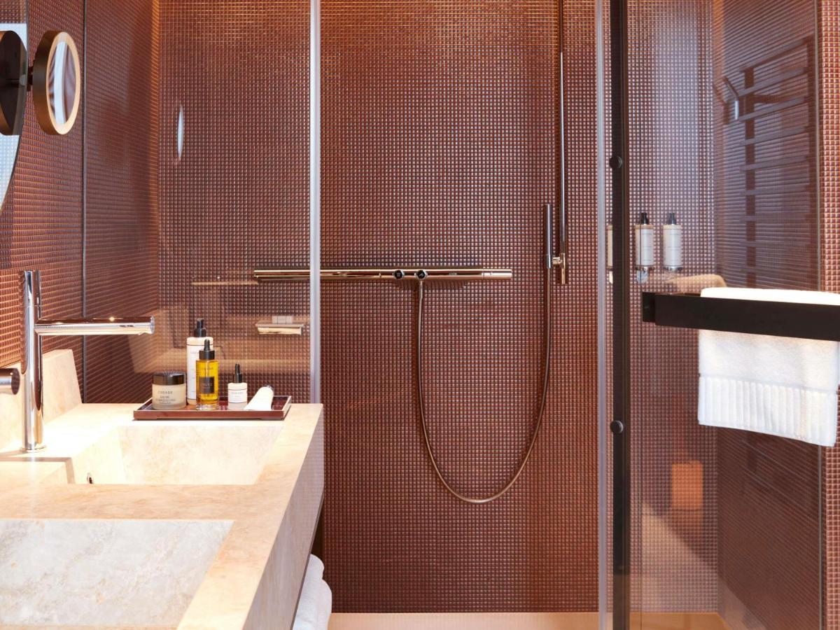 Salle de bains dans l'établissement SO/ Paris Hotel