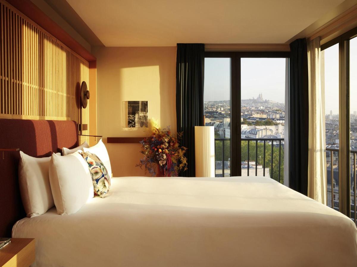 Un ou plusieurs lits dans un hébergement de l'établissement SO/ Paris Hotel