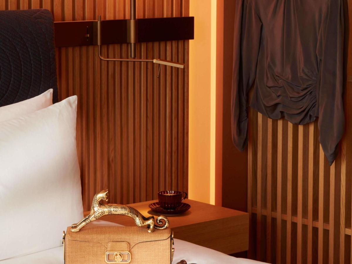 Un ou plusieurs lits dans un hébergement de l'établissement SO/ Paris Hotel