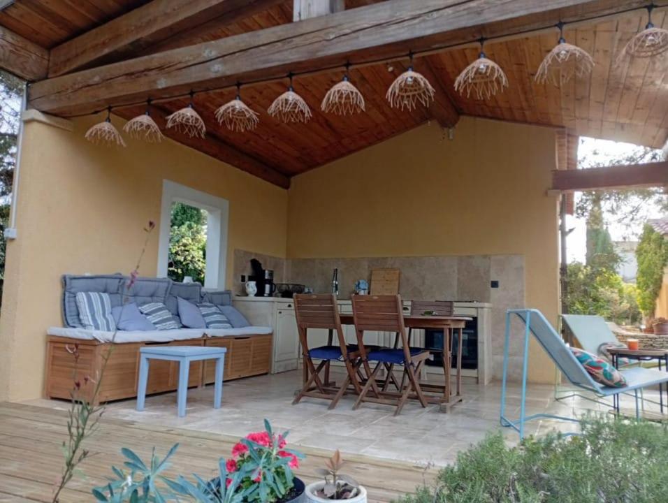 Proche Uzès petit gîte avec grande cuisine d'été et piscine - Housity