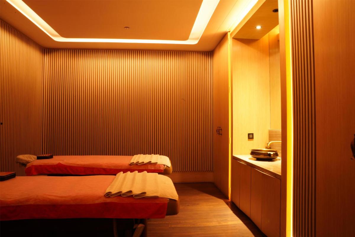Cama o camas de una habitación en Radisson Blu Plaza Hotel Hyderabad Banjara Hills