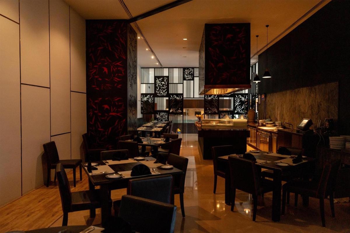 Un restaurante o sitio para comer en Radisson Blu Plaza Hotel Hyderabad Banjara Hills