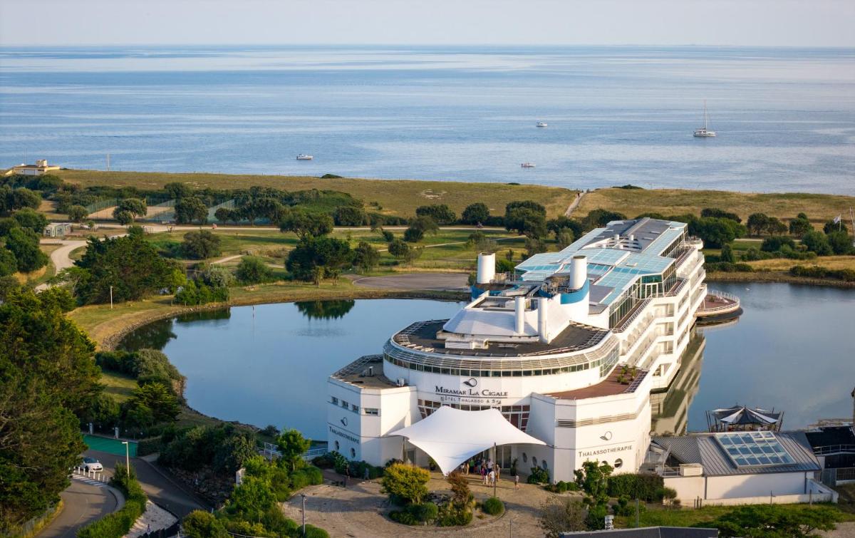 une vue aérienne d'un bateau de croisière dans un plan d'eau dans l'établissement Miramar La Cigale Hotel Thalasso & Spa, à Arzon