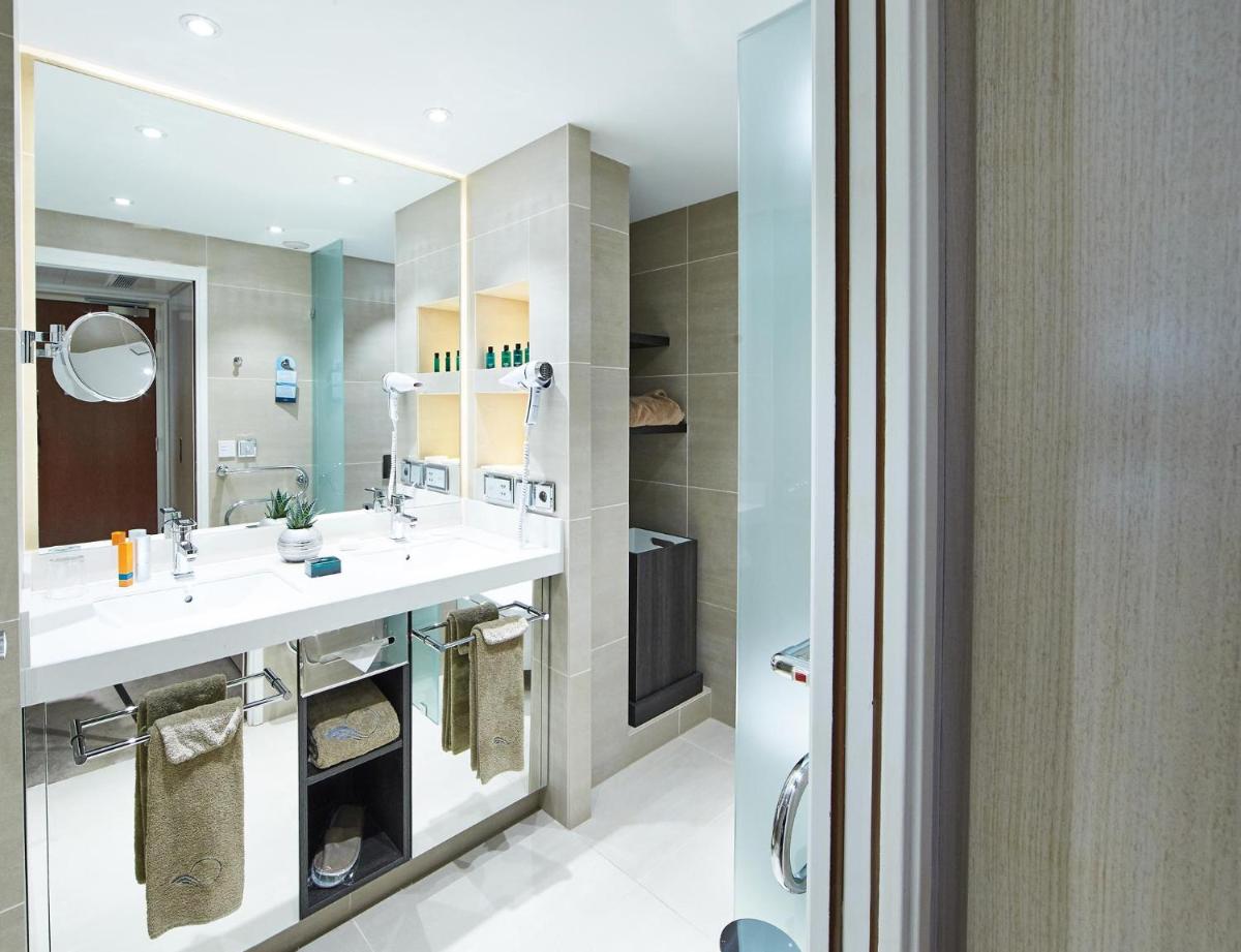 Salle de bains dans l'établissement Miramar La Cigale Hotel Thalasso & Spa