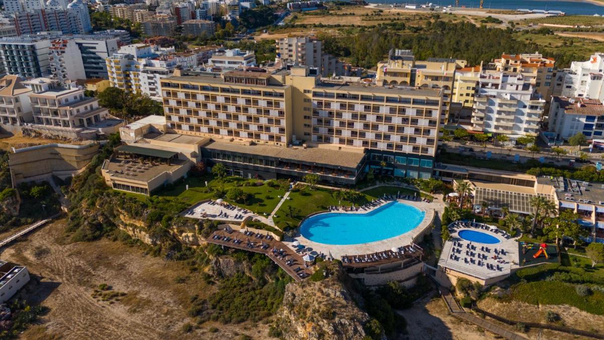 Vista aérea de um resort com piscina em Algarve Casino Hotel em Portimão