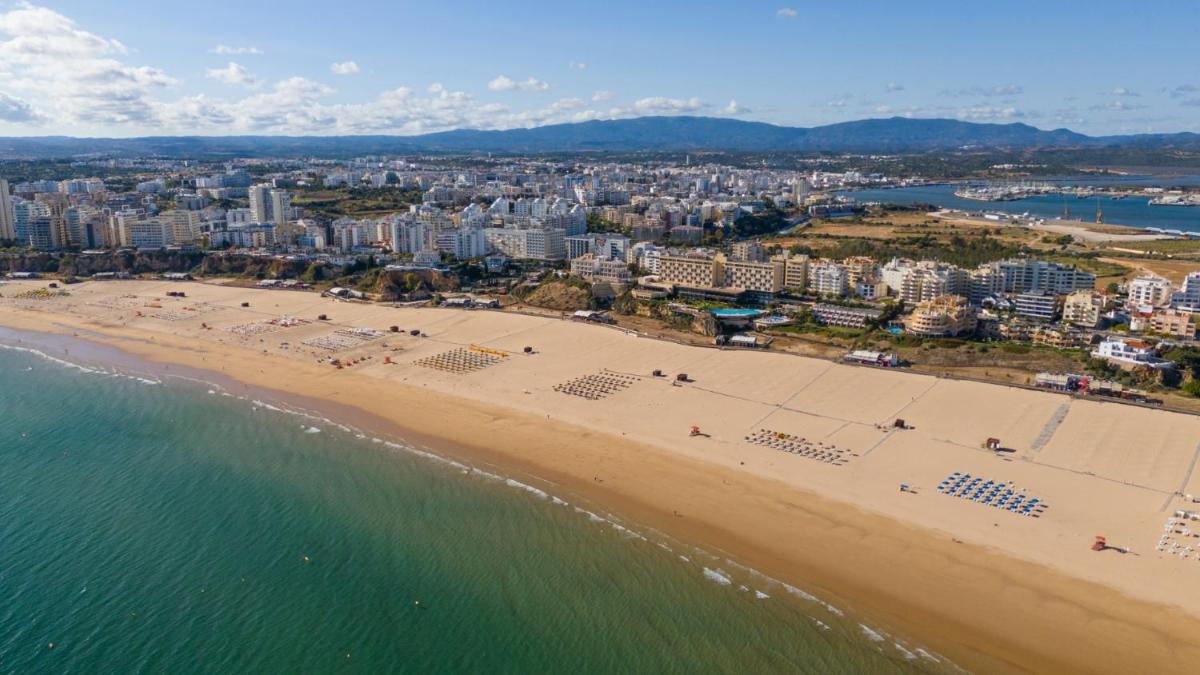 uma vista aérea de uma praia e do oceano em Algarve Casino Hotel em Portimão