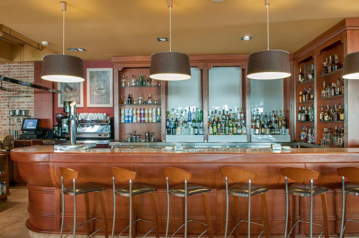 El salón o zona de bar de Talaso Atlántico