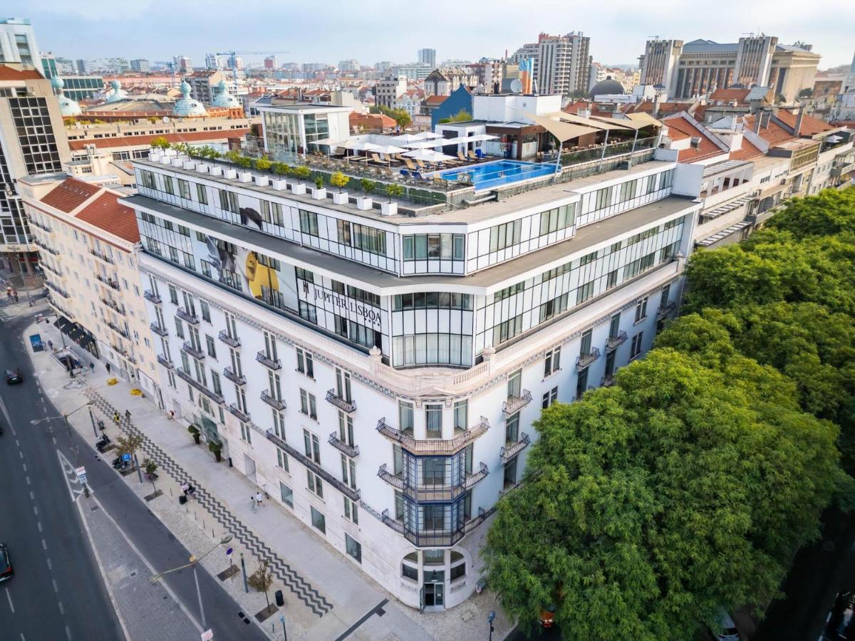 Vista aérea de um prédio branco em uma cidade em Jupiter Lisboa Hotel - Rooftop & Spa em Lisboa