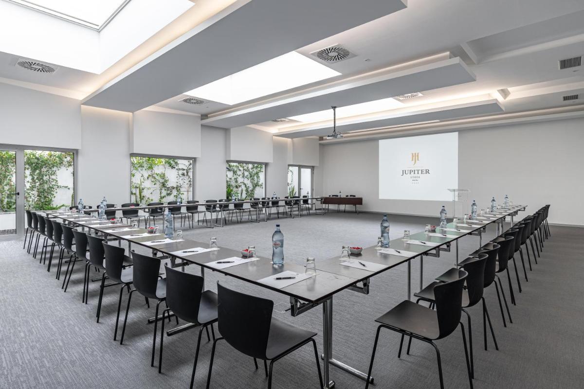 A área empresarial e/ ou a sala de conferências de Jupiter Lisboa Hotel - Rooftop & Spa