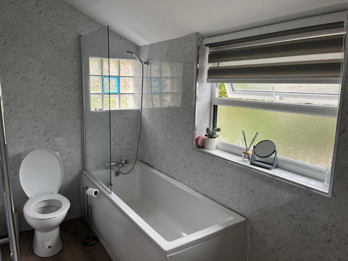 Llangollen - House - Sleeps 8- Garden - Housity