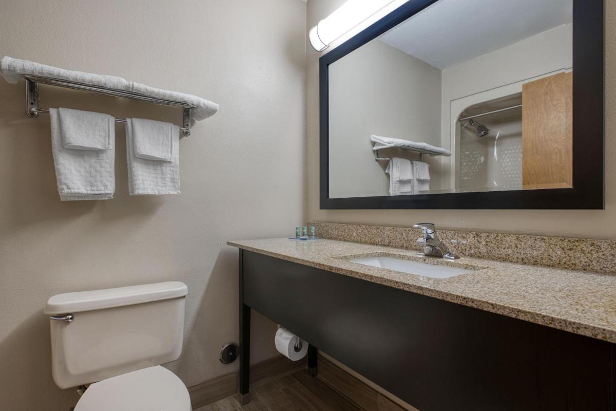 Best Western Executive Inn & Suites - Housity
