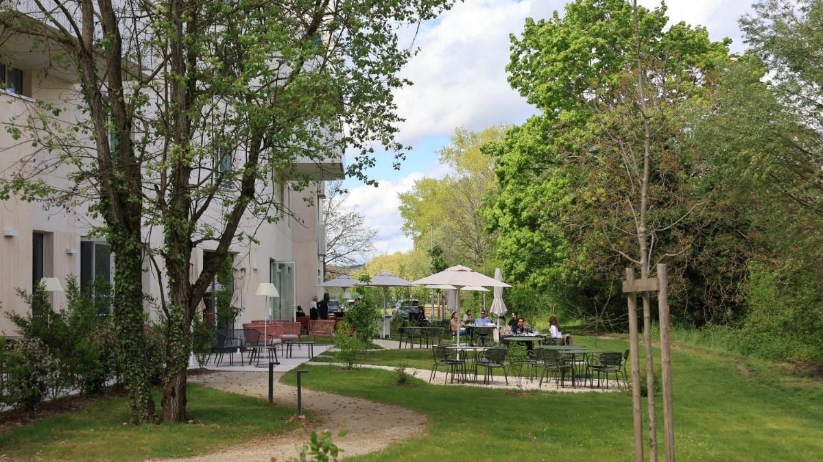 Jardin de l'établissement voco Beaune , Cité des Vins by IHG