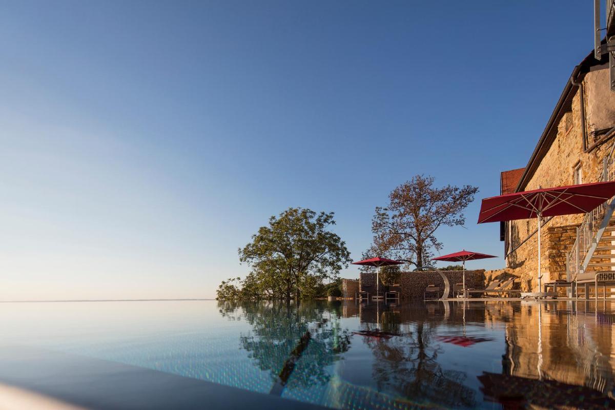 ein großer Wasserkörper neben einem Gebäude in der Unterkunft Burghotel Staufeneck in Salach