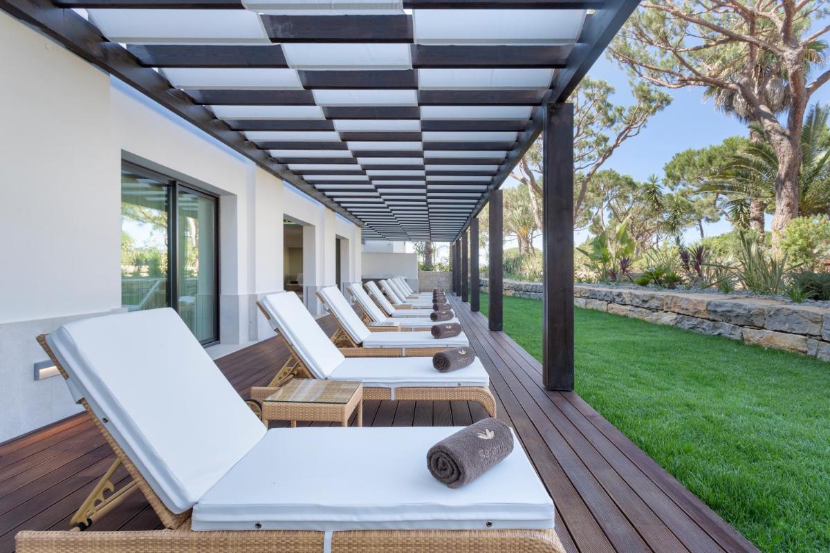 Um jardim no exterior de Pine Cliffs Village