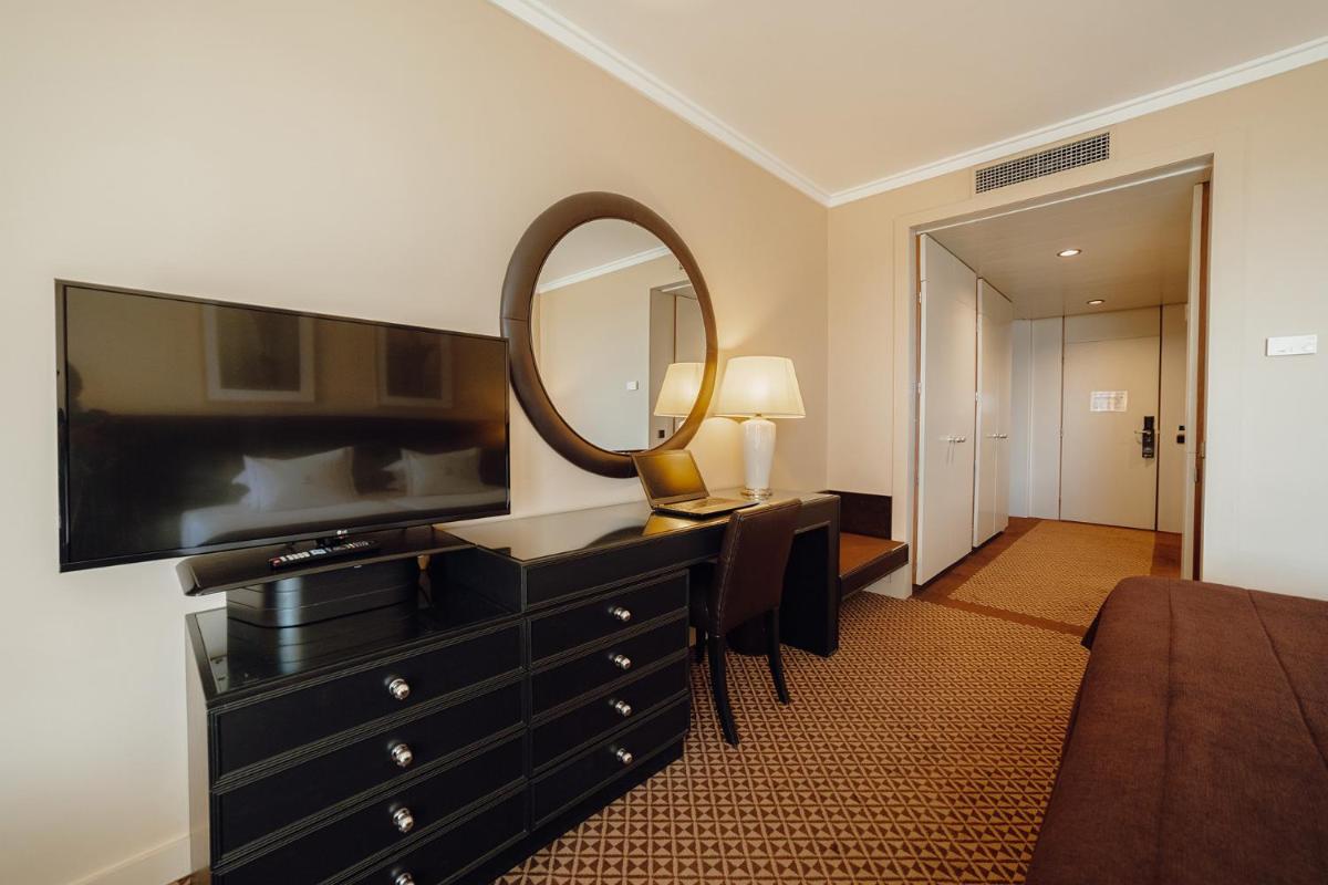 Uma televisão e/ou sistema de entretenimento em Hotel Solverde Spa and Wellness Center