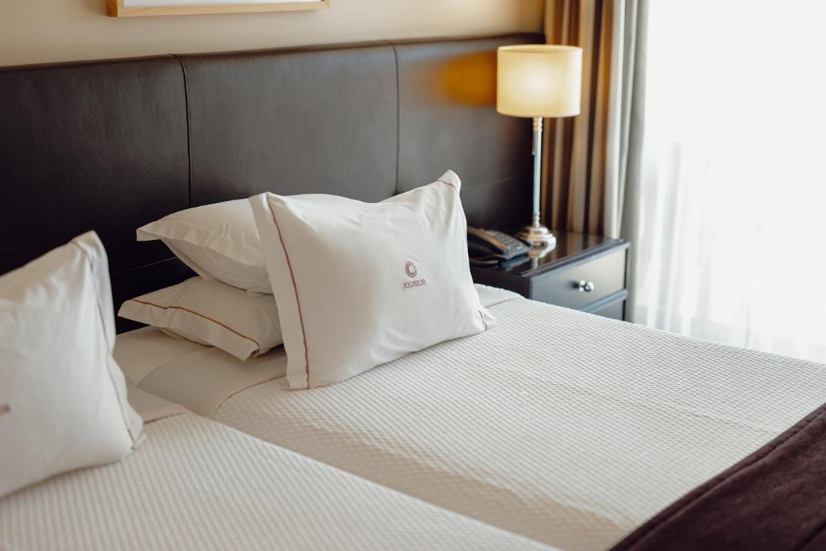 Uma cama ou camas num quarto em Hotel Solverde Spa and Wellness Center