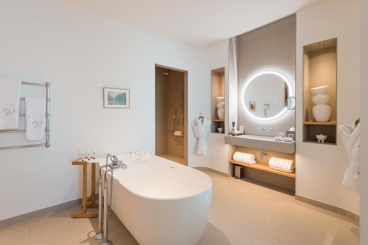 Salle de bains dans l'établissement Domaine de Verchant & Spa - Relais & Châteaux