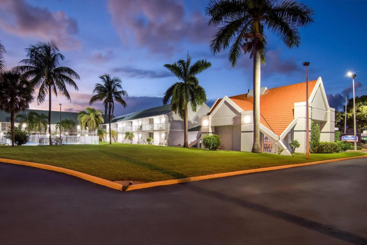Howard Johnson by Wyndham Vero Beach / Downtown - Housity