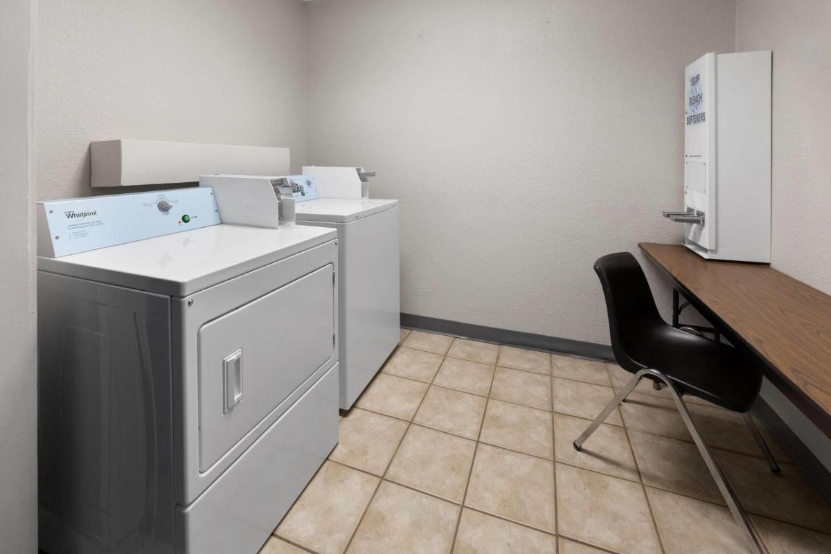 Days Inn by Wyndham Cambridge - Housity