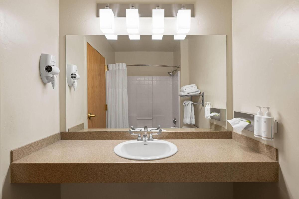 Days Inn by Wyndham Chino Valley - Housity