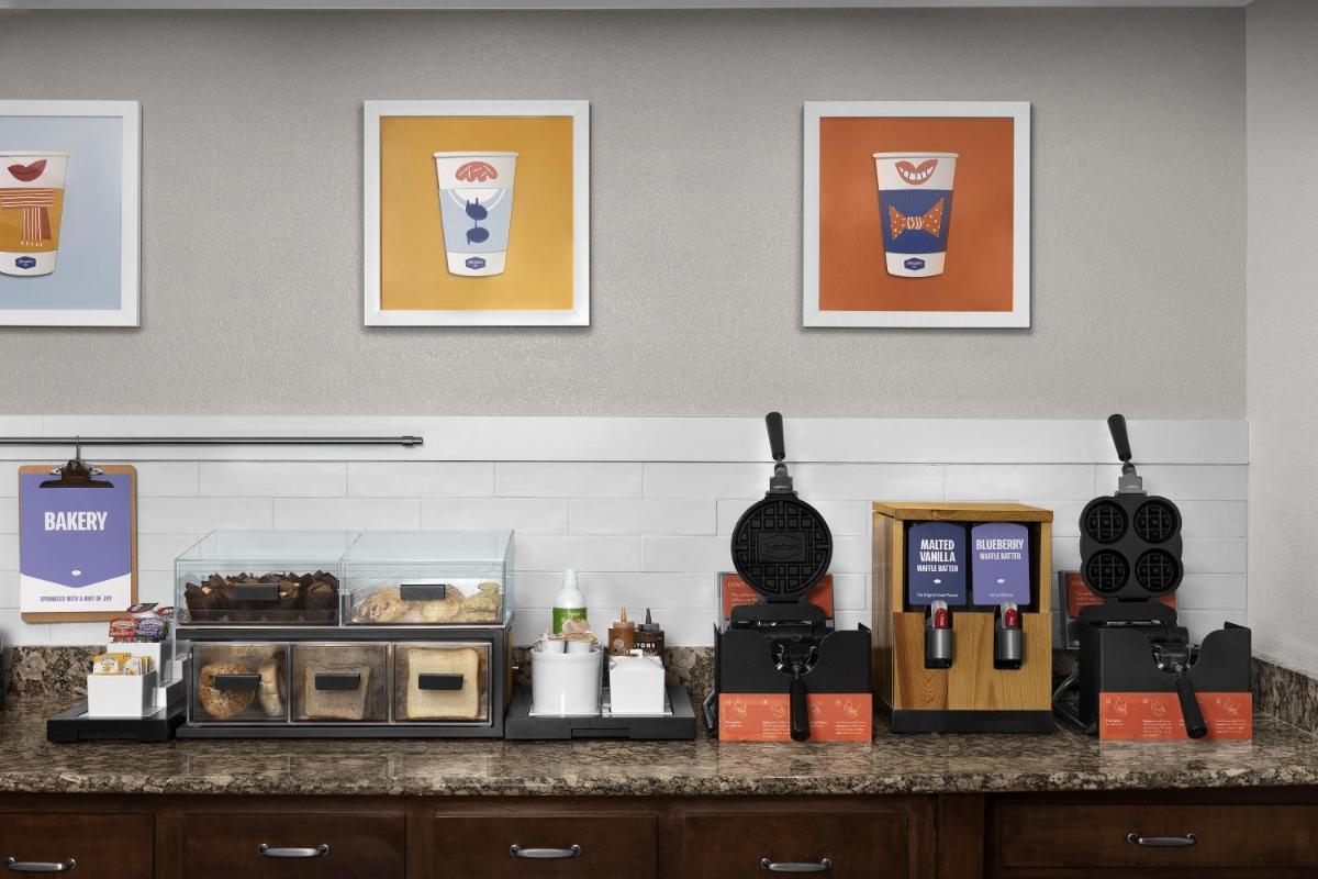 Hampton Inn & Suites Huntersville - Housity