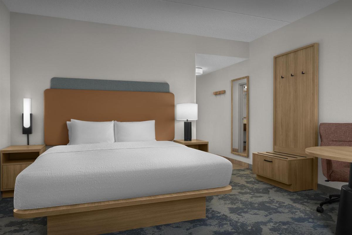 Hampton Inn & Suites Huntersville - Housity