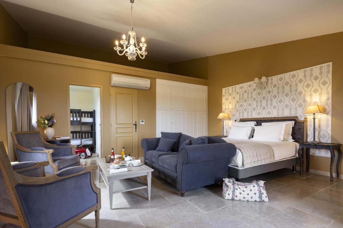 Coin salon dans l'établissement Château Les Oliviers de Salettes