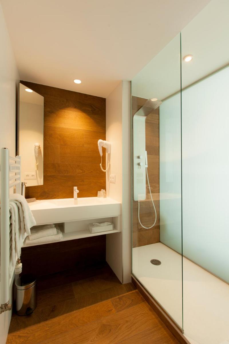 Salle de bains dans l'établissement Alysson Hôtel