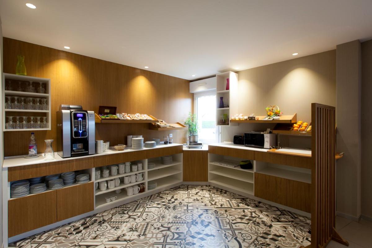 - une cuisine avec un baccalauréat teryasteryasteryasteryasteryasteryasteryasteryasteryasteryasteryasteryasteryasteryasteryasteryasteryasteryastery dans l'établissement Alysson Hôtel, à Oloron-Sainte-Marie