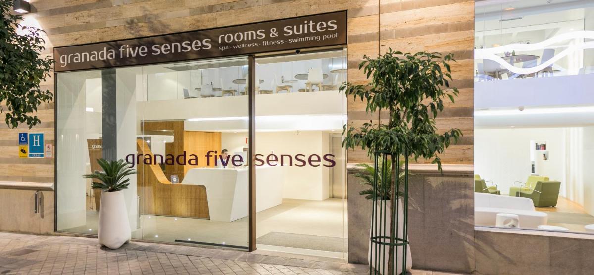 El vestíbulo o zona de recepción de Hotel Maciá Granada Five Senses Rooms & Suites