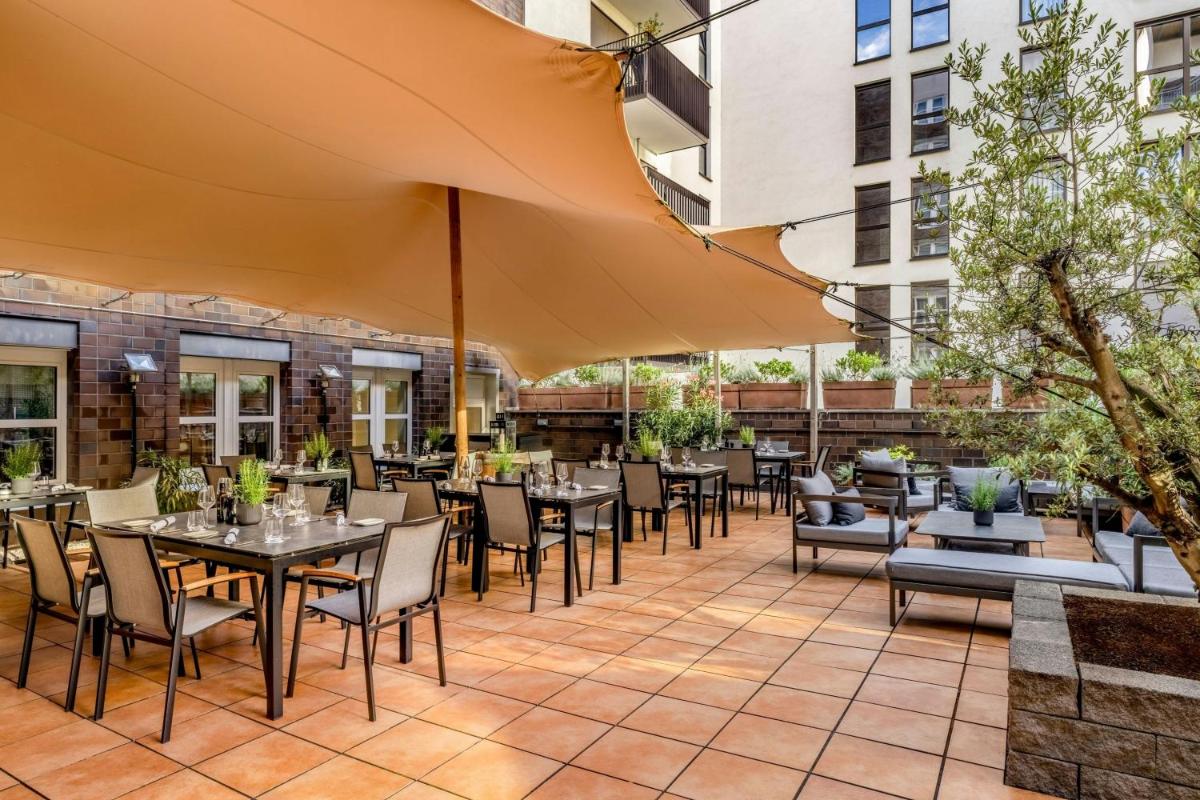Ein Restaurant oder anderes Speiselokal in der Unterkunft Cologne Marriott Hotel