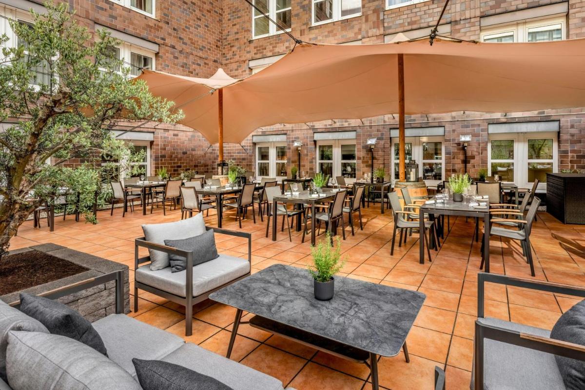 Ein Restaurant oder anderes Speiselokal in der Unterkunft Cologne Marriott Hotel
