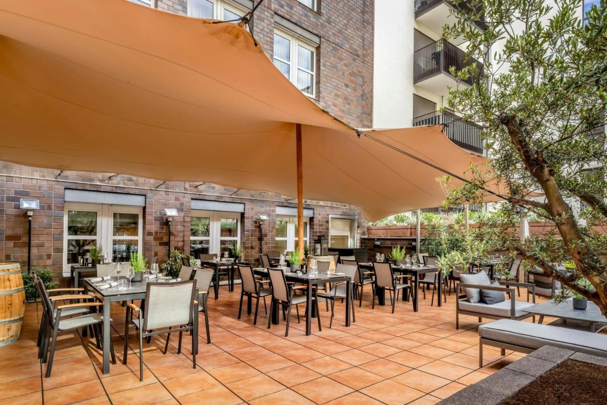 Ein Restaurant oder anderes Speiselokal in der Unterkunft Cologne Marriott Hotel