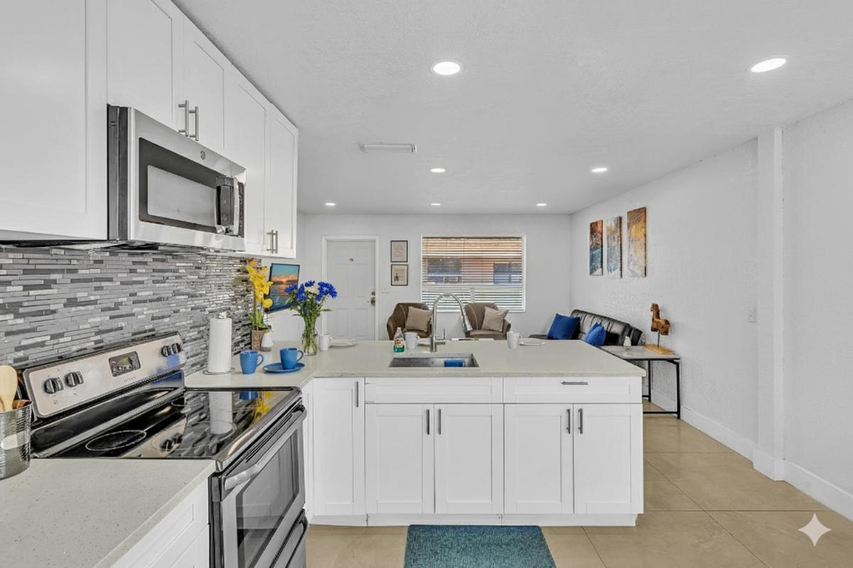 New Stylish 2 Bdrm Mins To Beach & Aventura Mall - Housity