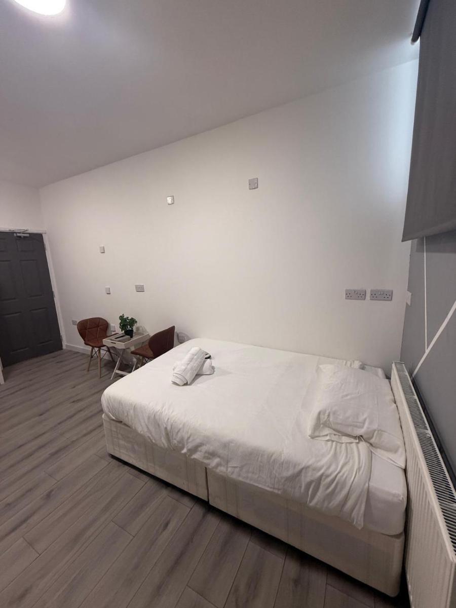 Lovely Studio Flat in Edgware HA8 - Housity