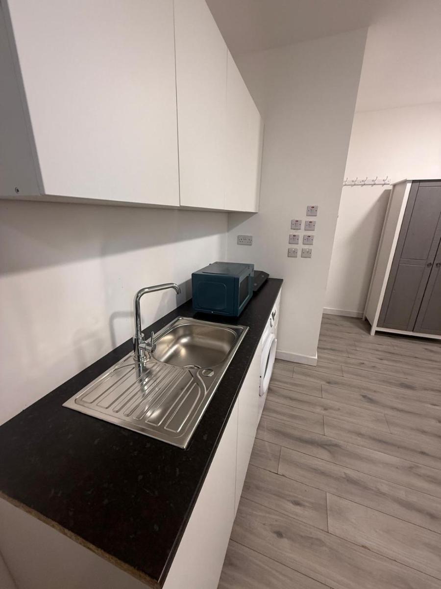 Lovely Studio Flat in Edgware HA8 - Housity