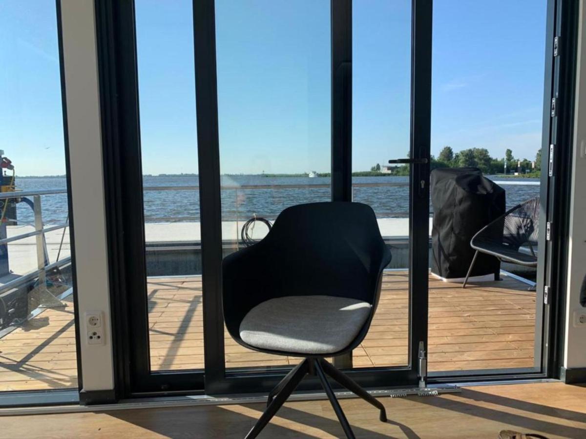 Modern houseboat in Offingawier with terrace - Housity