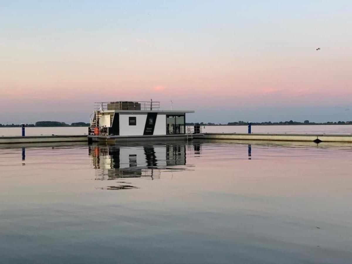 Modern houseboat in Offingawier with terrace - Housity