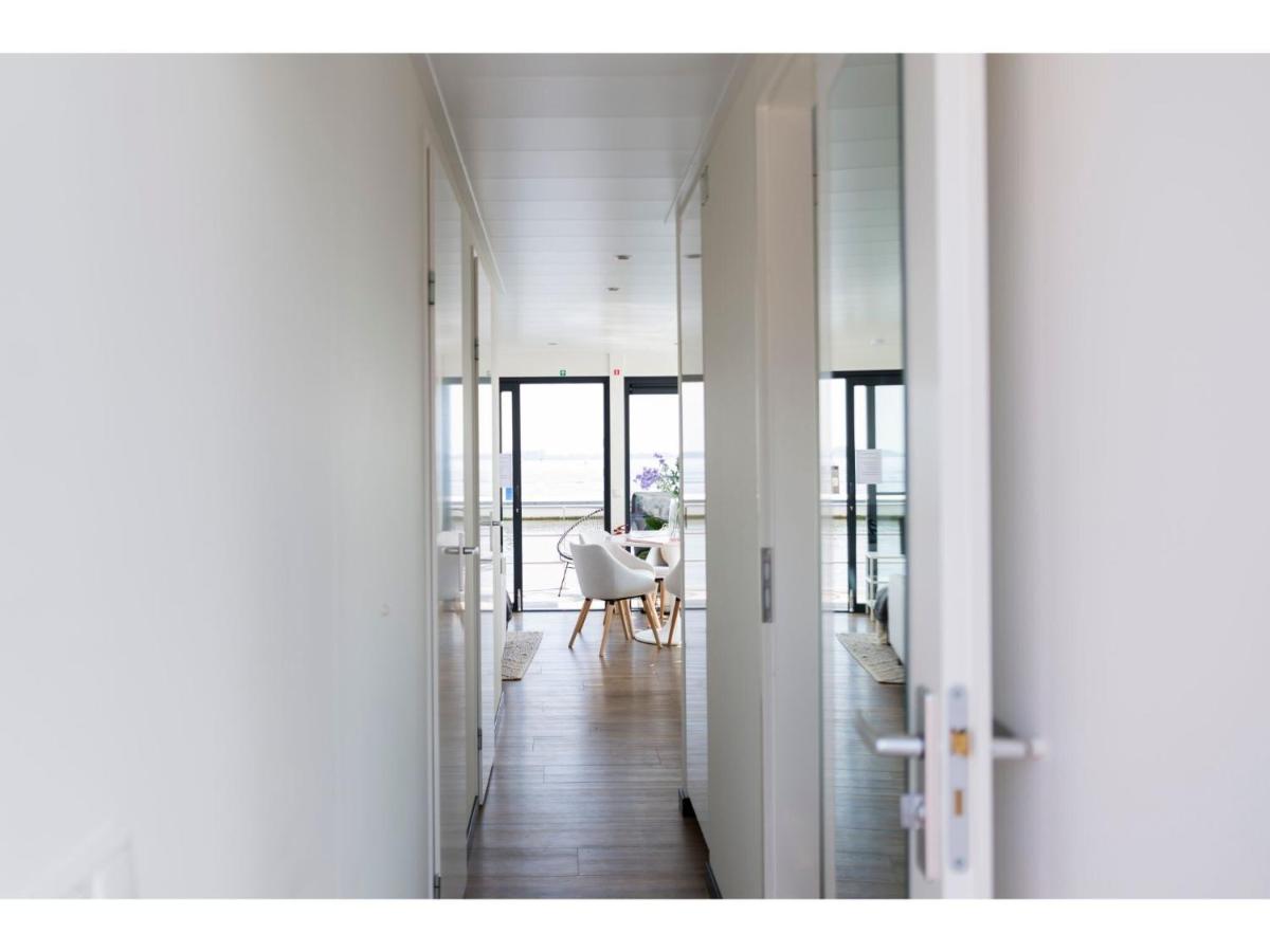 Modern houseboat in Offingawier with terrace - Housity