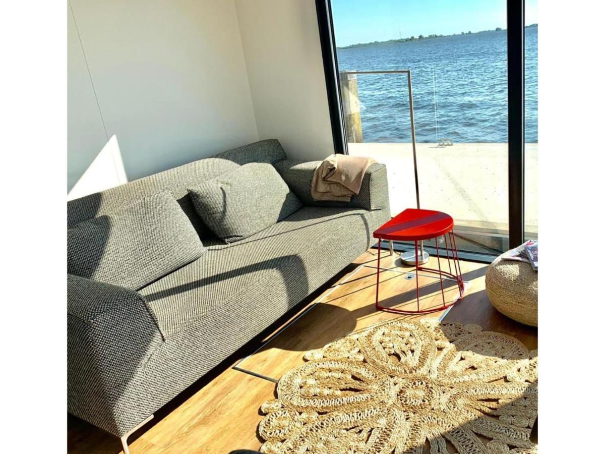 Modern houseboat in Offingawier with terrace - Housity