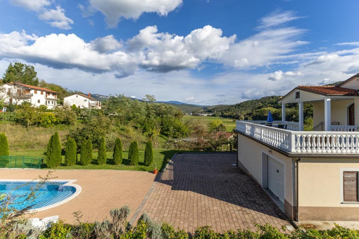 Maria Buzet 1 with Shared Pool - Housity