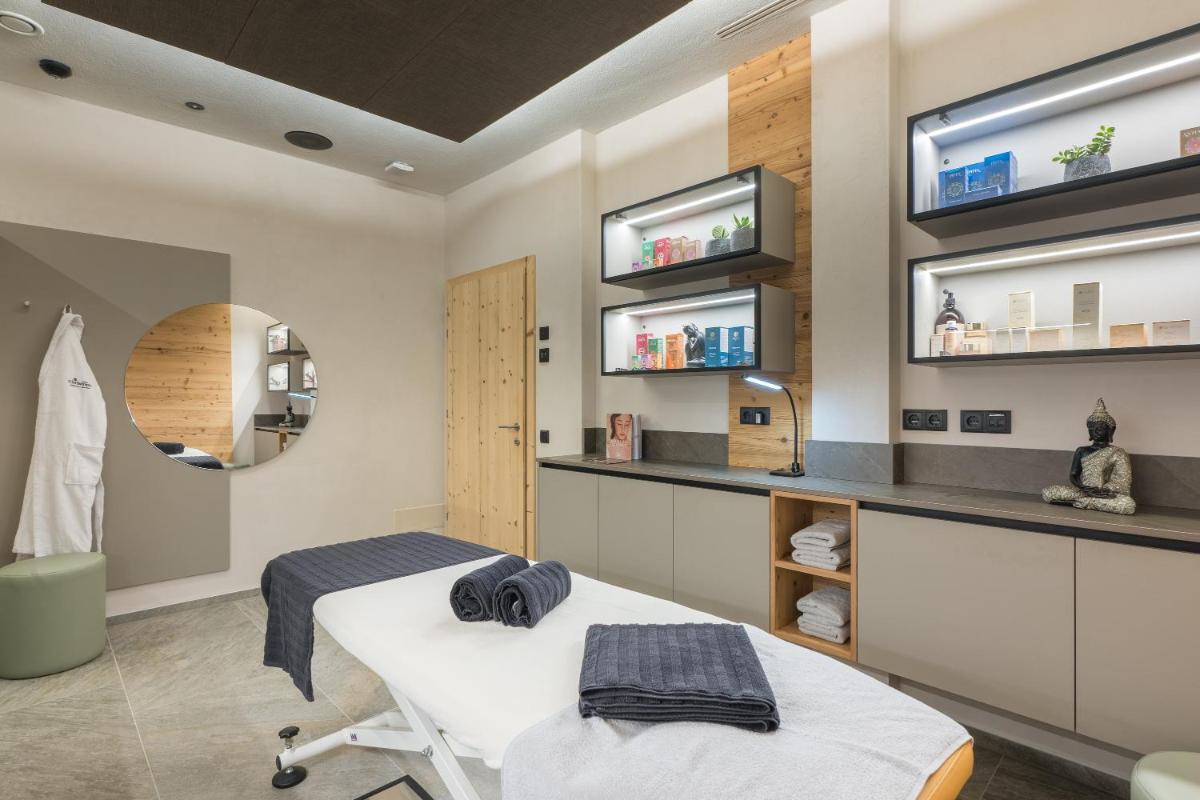 Hotel Christoph - Housity