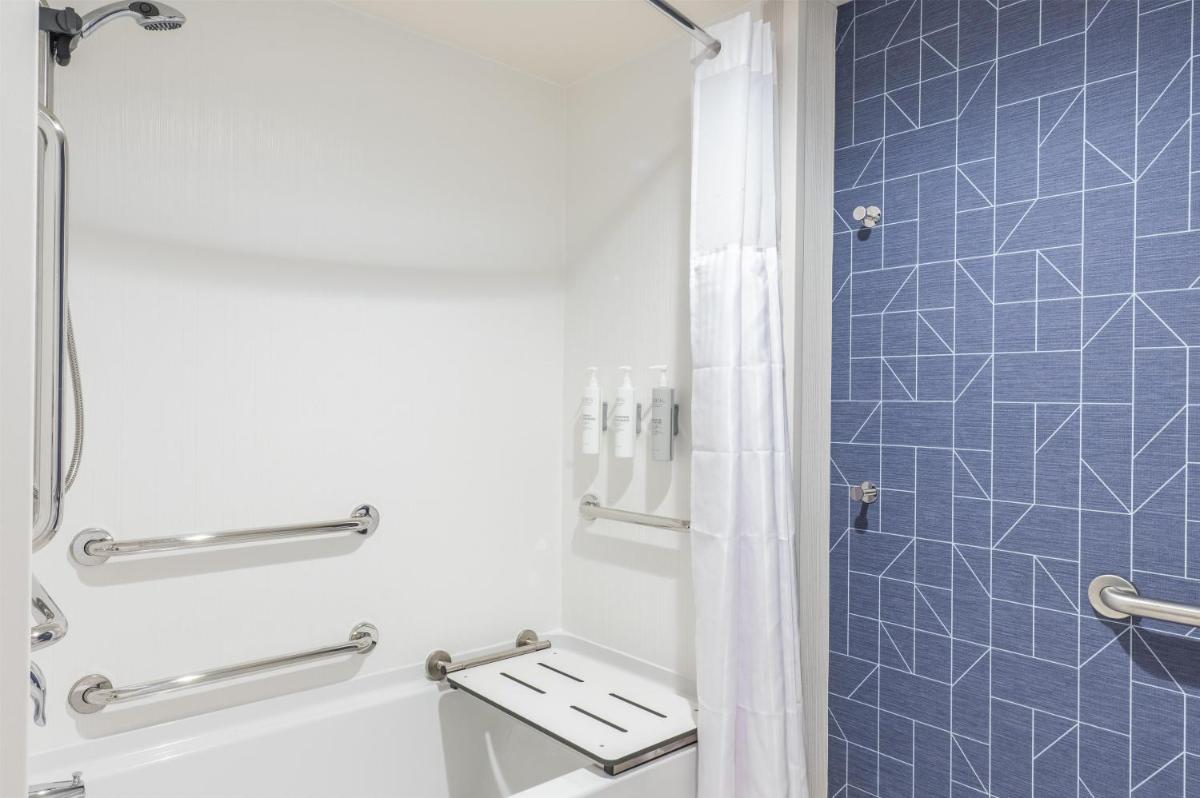 Spark By Hilton Madison Central - Housity